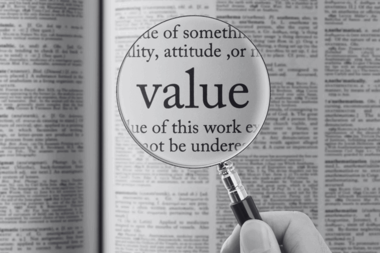 Dictionnaire avec le mot values soit valeurs en anglais, lu à travers une loupe